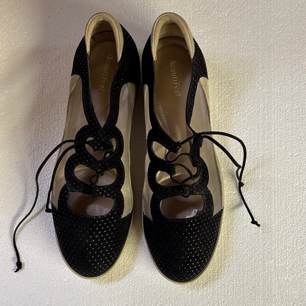 BeautiFeel Black and Cream Lace-Up Sneakers